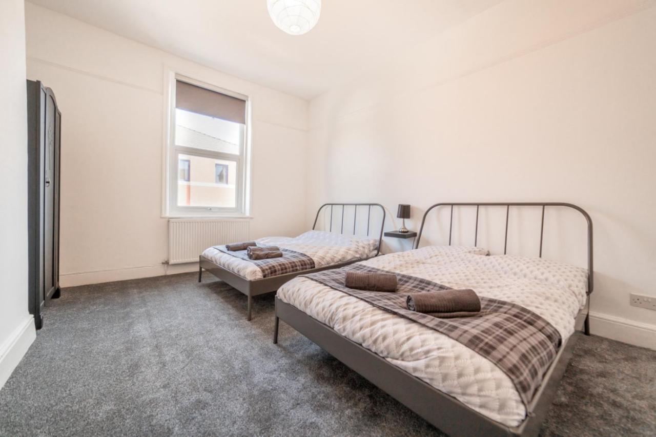 Peaky Blinders Apartment 5 Min Walk To Blackpool Tower Sleeps Up To 14 ภายนอก รูปภาพ